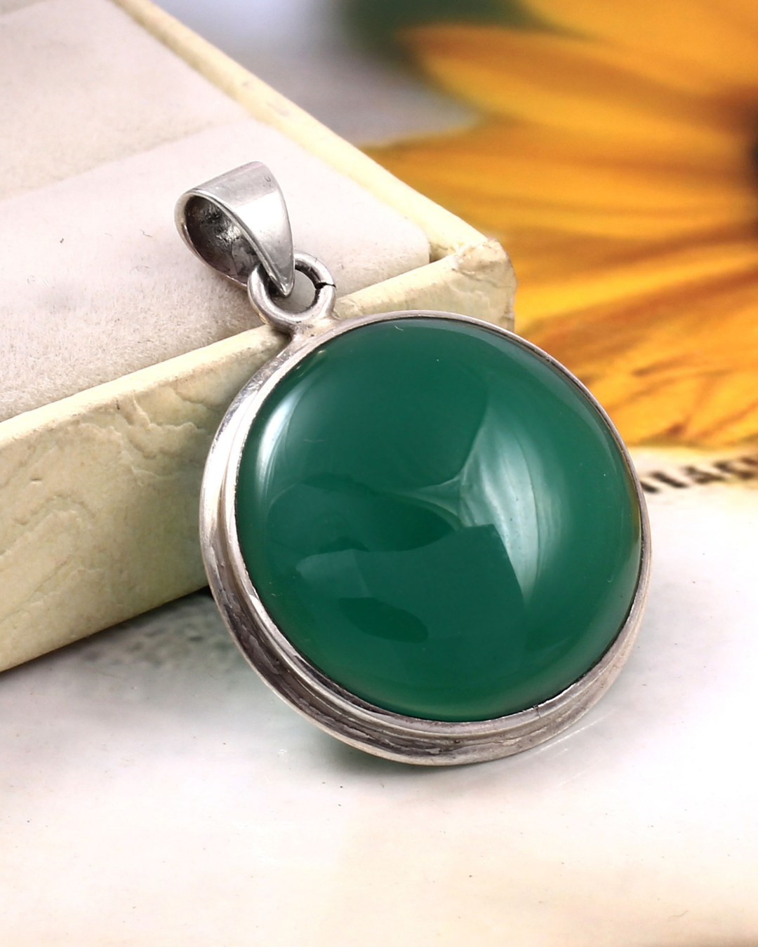 Classic Round Pendant in Green Onyx